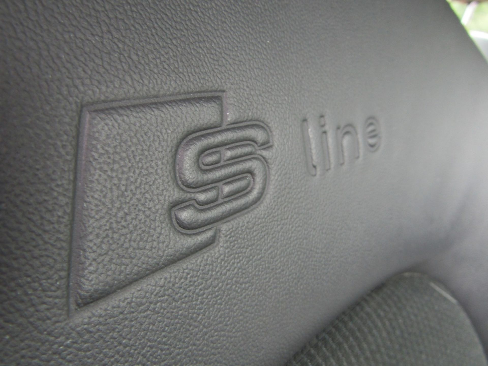 14 14 Audi A4 S Line TDI - Image 7 of 27