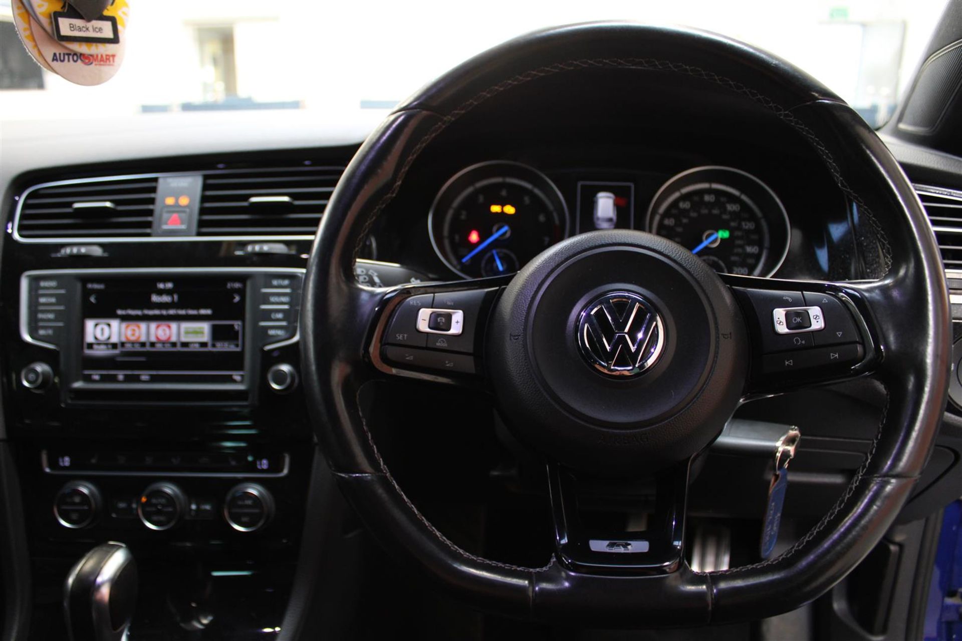 16 16 VW Golf R TSI S-A - Image 14 of 28