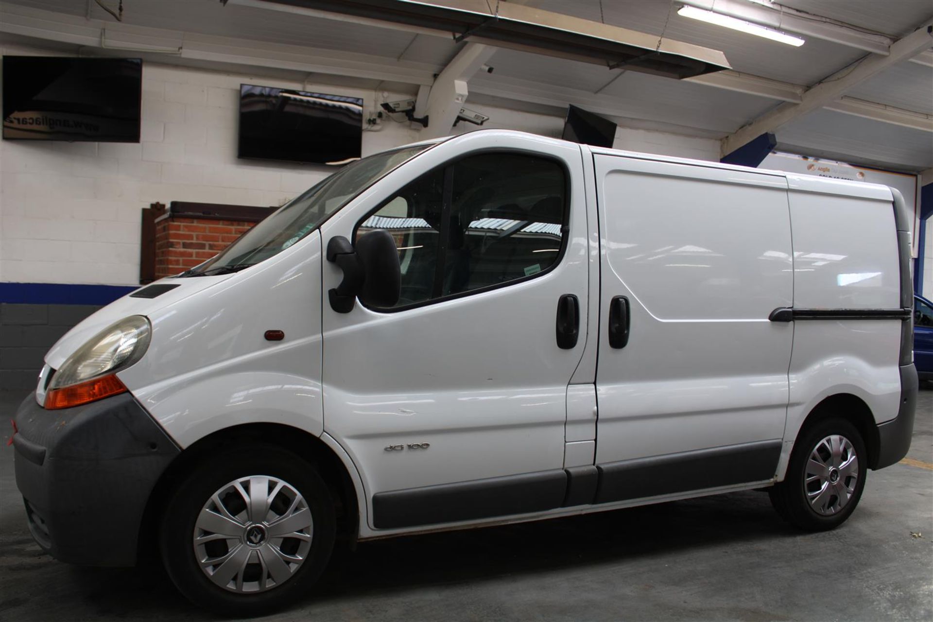 04 04 Renault Trafic SL27 DCI 100