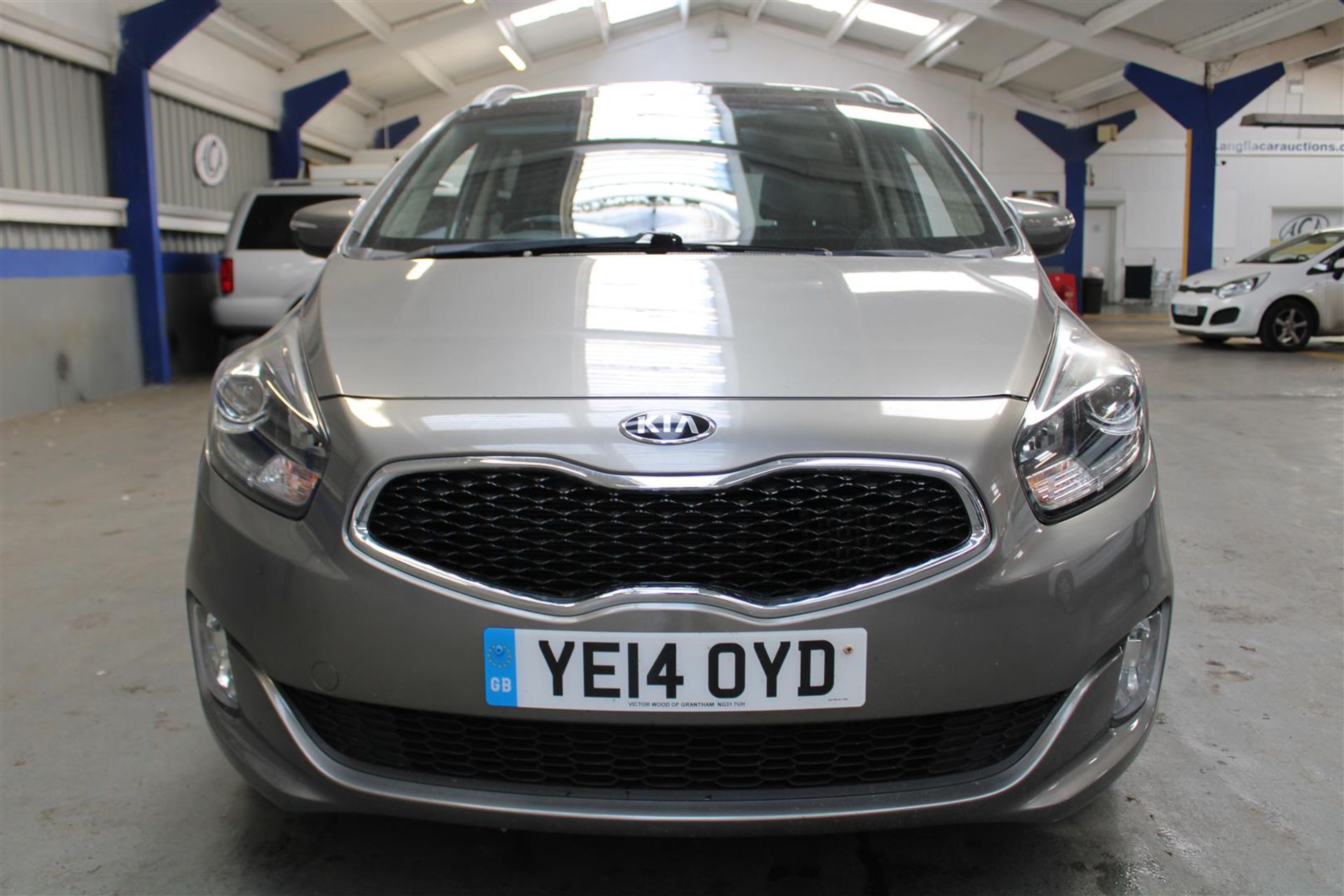 14 14 Kia Carens 3 Sat nav eco - Image 2 of 36