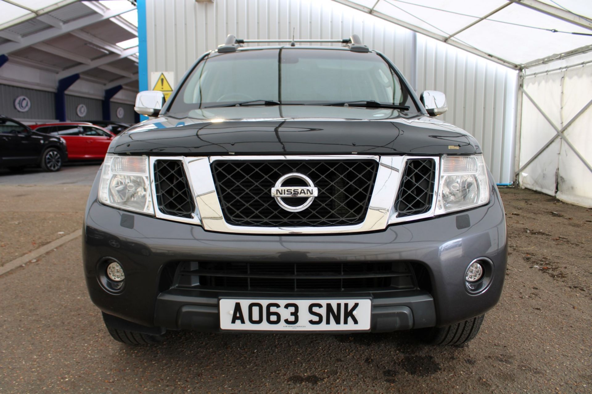 63 13 Nissan Navara Tekna DCI Auto - Image 2 of 42