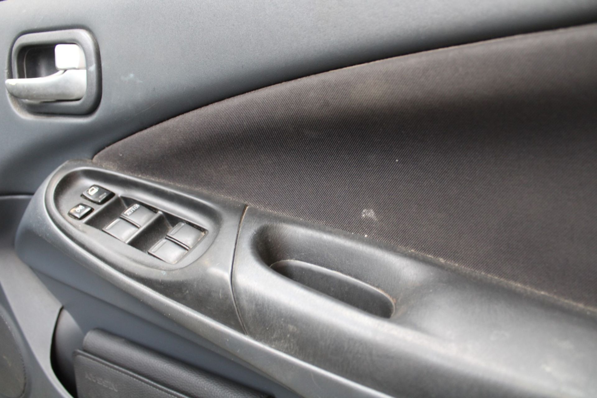 05 05 Nissan Almera SE - Image 22 of 32