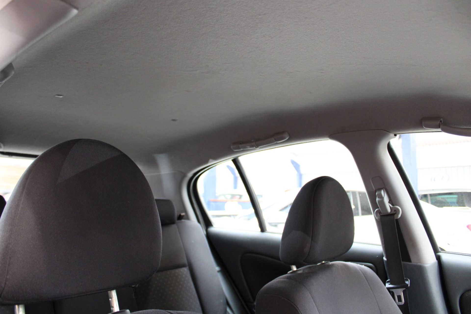 05 05 Nissan Almera SE - Image 19 of 32