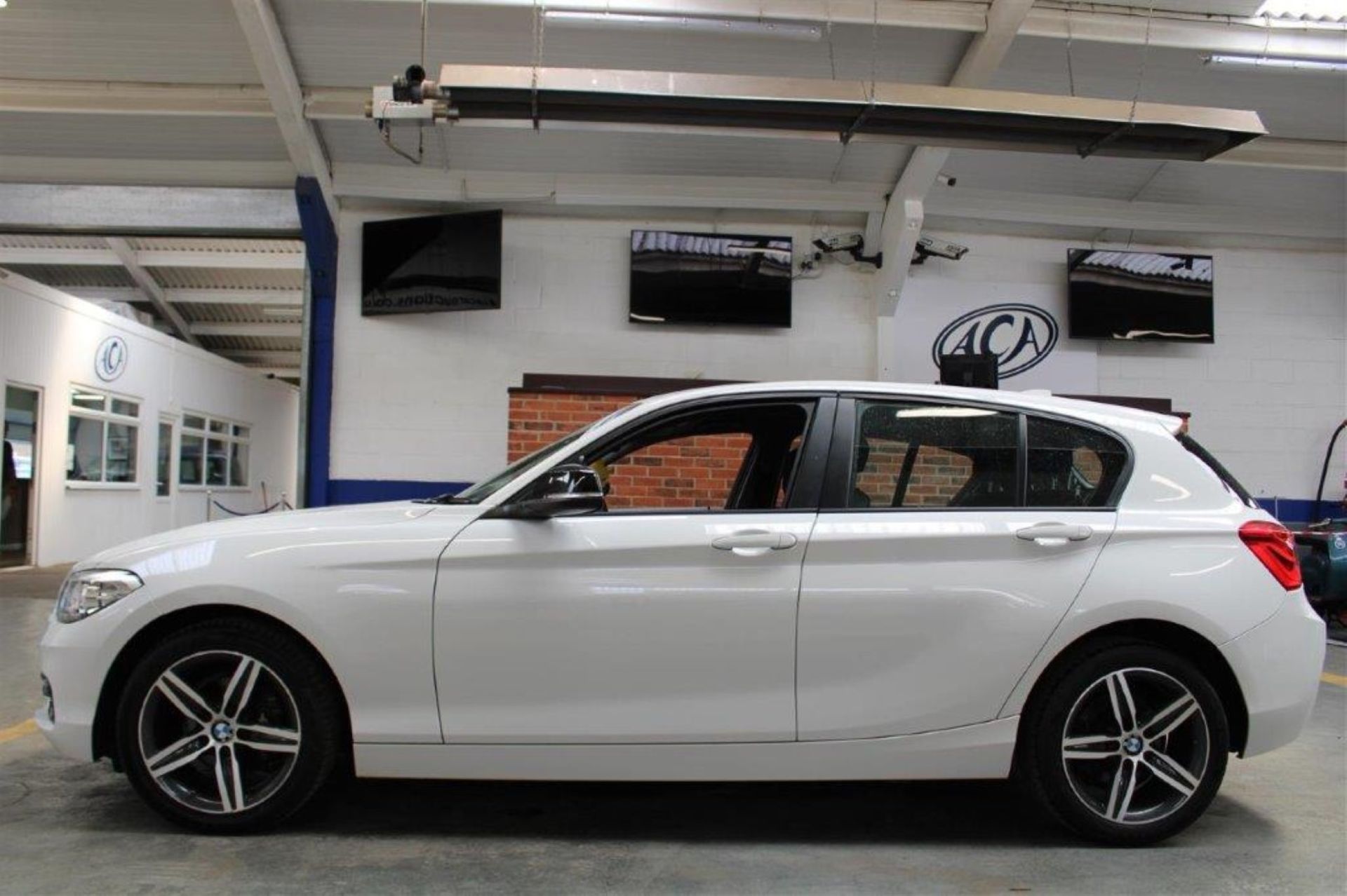 15 65 BMW 118I Sport - Image 2 of 31