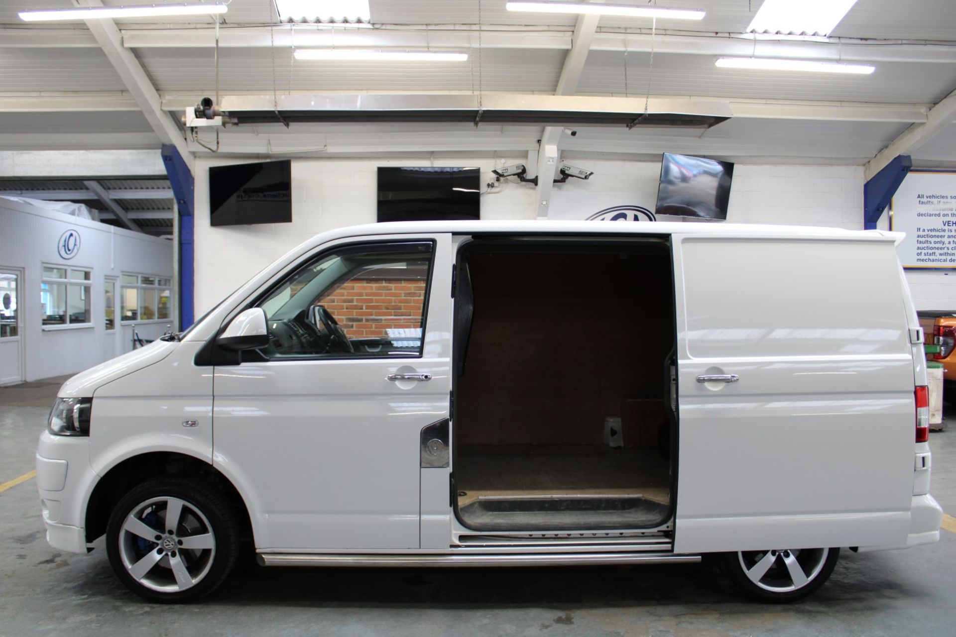 11 11 VW Transporter T28 84 TDI SWB - Image 46 of 46