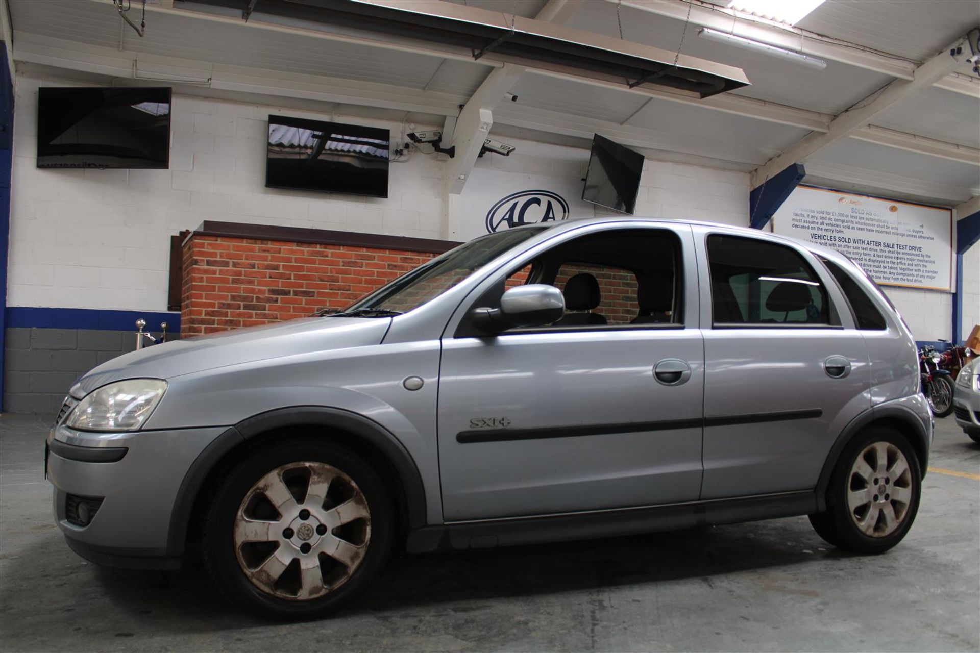 06 06 Vauxhall Corsa SXI +