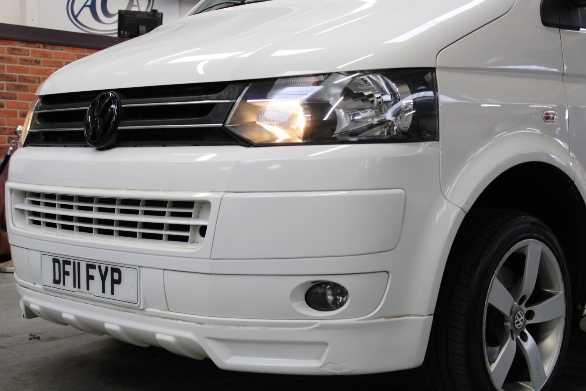 11 11 VW Transporter T28 84 TDI SWB - Image 14 of 46