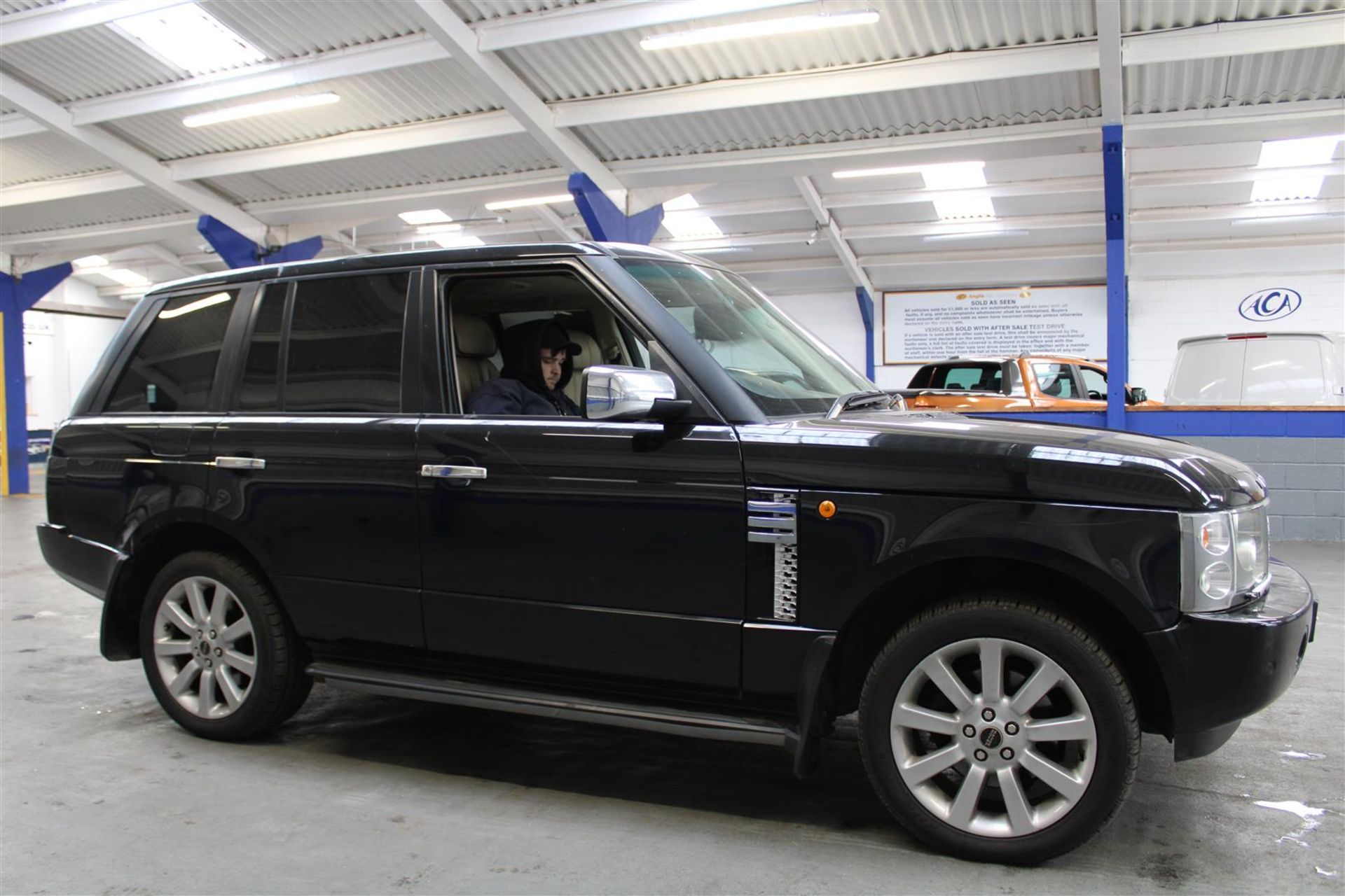 54 04 Range Rover Vogue TD6 Auto - Image 4 of 44