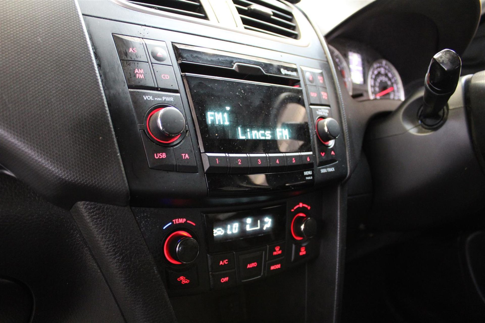 63 13 Suzuki Swift SZ4 Auto - Image 14 of 33