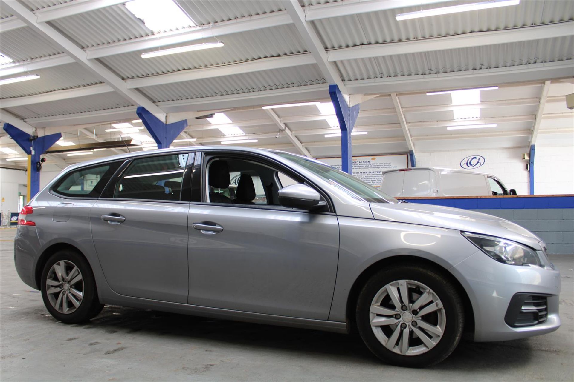 68 18 Peugeot 308 Active SW Blue - Image 2 of 31