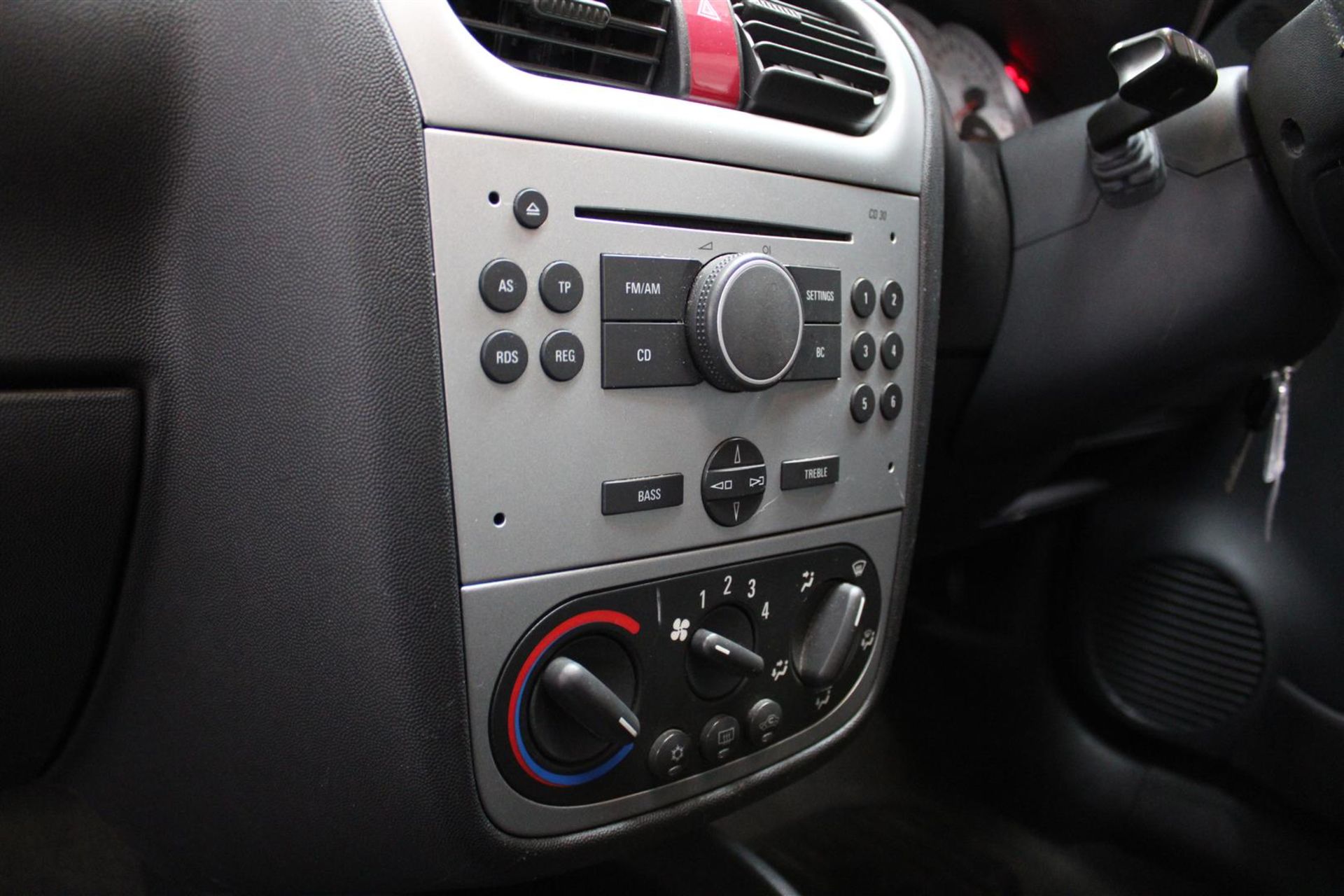 06 06 Vauxhall Corsa SXI + - Image 12 of 29