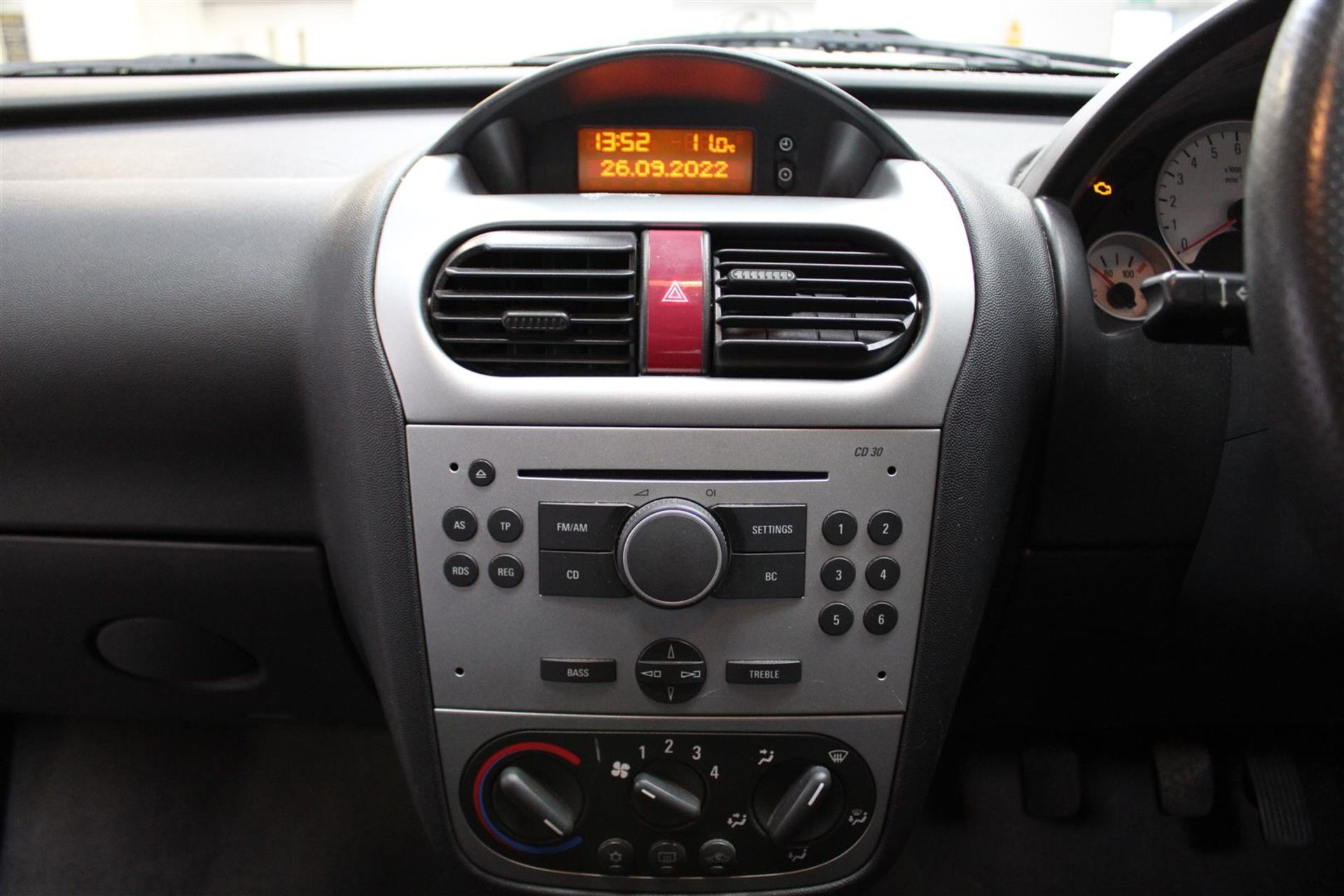 06 06 Vauxhall Corsa SXI + - Image 11 of 29