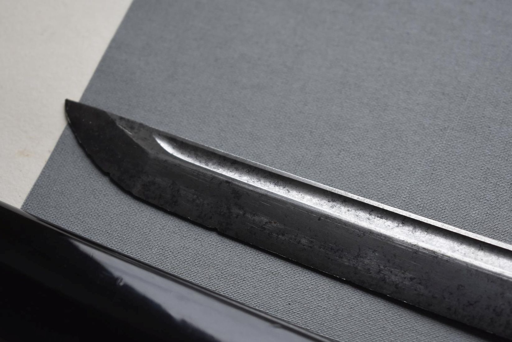 A DAISHO, THE KATANA, 66.8cm Shinto blade with one mekugi-ana signed Sukemitsu and carved with a - Image 9 of 24