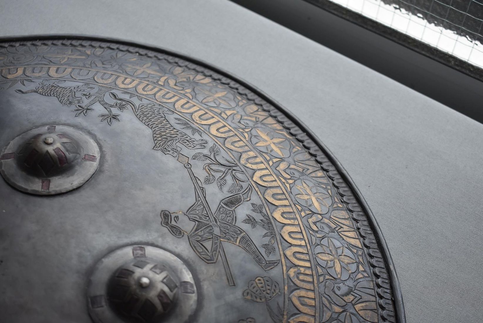 A SIKH INFLUNCED SHIELD OR DHAL, 44cm diameter steel body decorated with hunting scenes amidst - Image 4 of 9