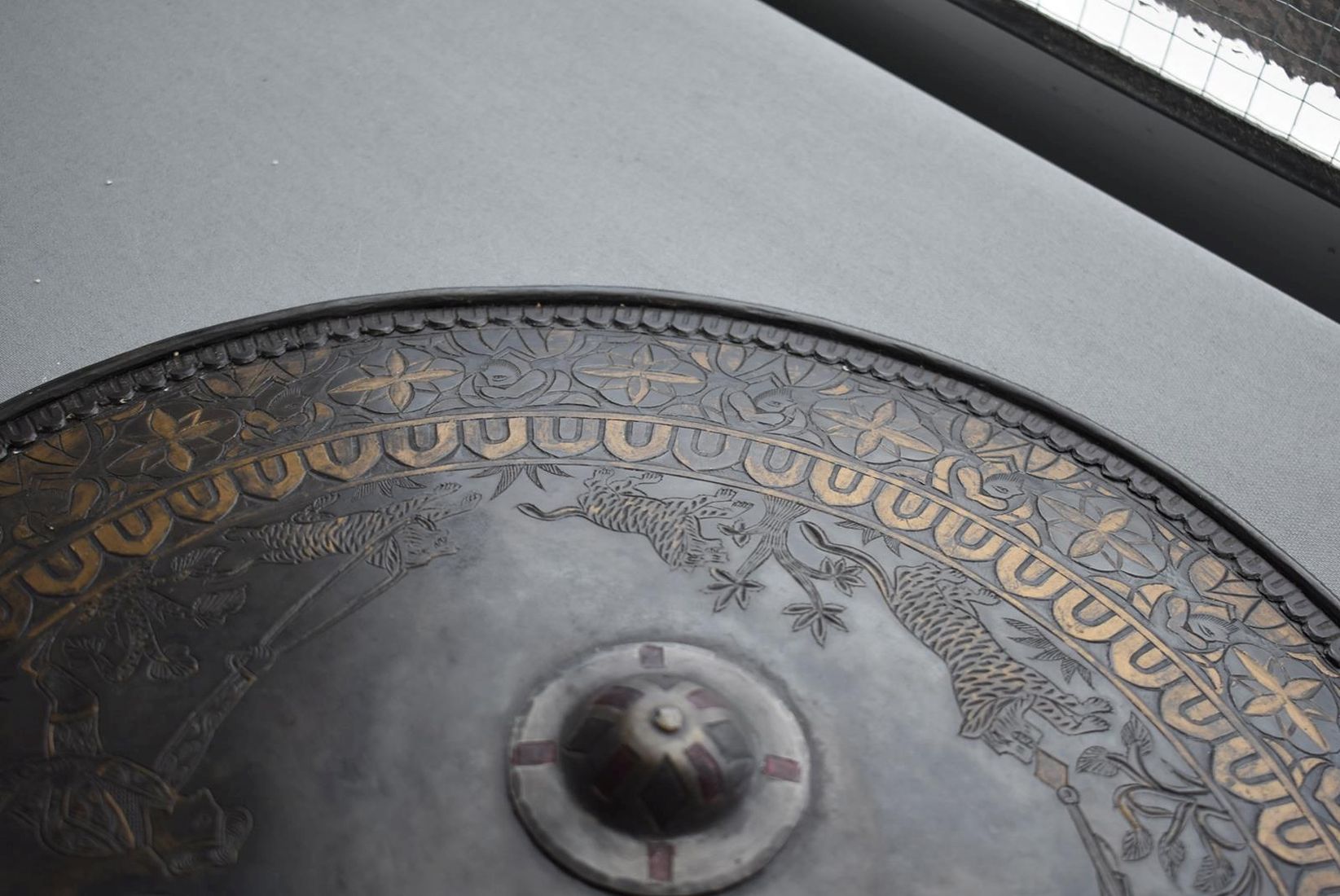 A SIKH INFLUNCED SHIELD OR DHAL, 44cm diameter steel body decorated with hunting scenes amidst - Image 5 of 9