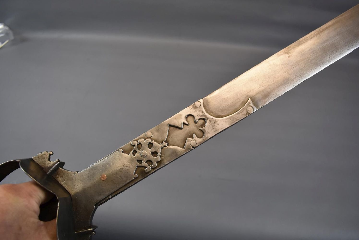 A LATE 18TH CENTURY NORTH INDIAN KHANDA OR SWORD, 74cm blade broadening to a rounded tip, - Image 11 of 11