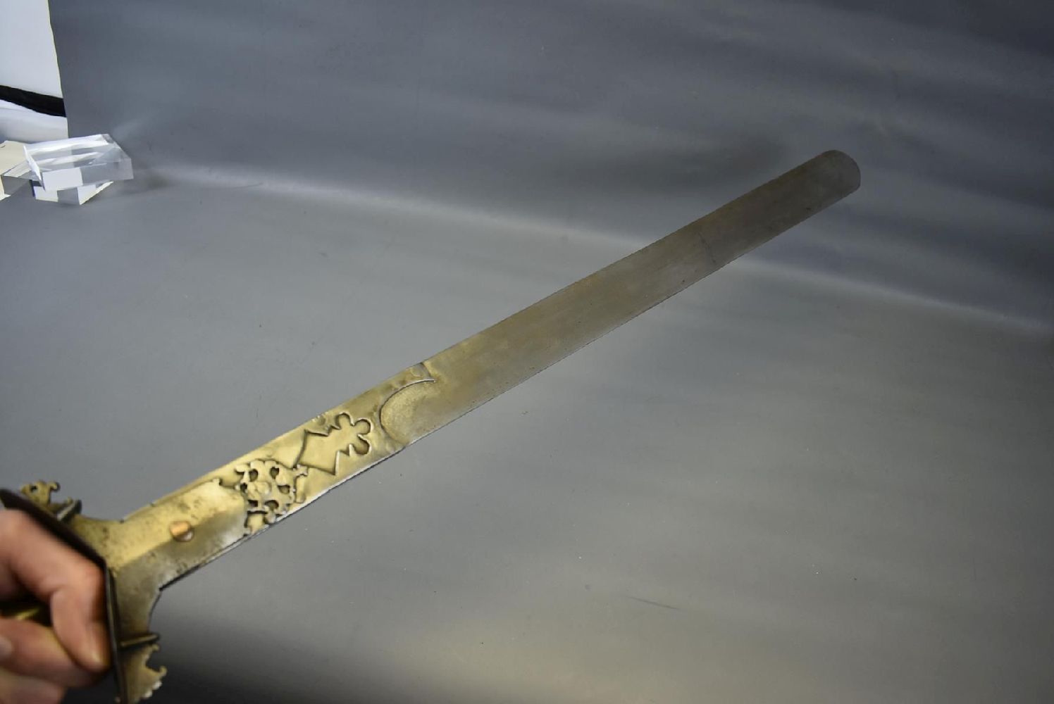 A LATE 18TH CENTURY NORTH INDIAN KHANDA OR SWORD, 74cm blade broadening to a rounded tip, - Image 9 of 11