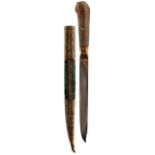 A 19TH CENTURY TURKISH OR OTTOMAN AGATE HILTED KARD OR DAGGER, 16cm clipped back wootz damascus