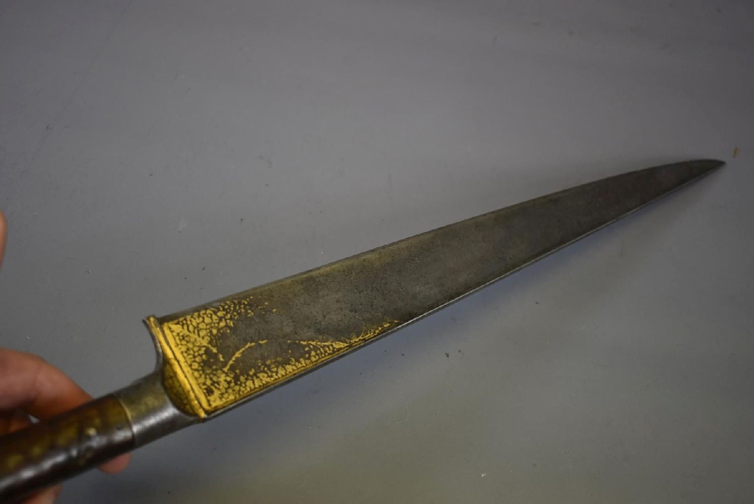 A 19TH CENTURY AFGHAN KHYBER KNIFE, 40cm T-section blade of black Wootz damascus, decorated with a - Image 6 of 9
