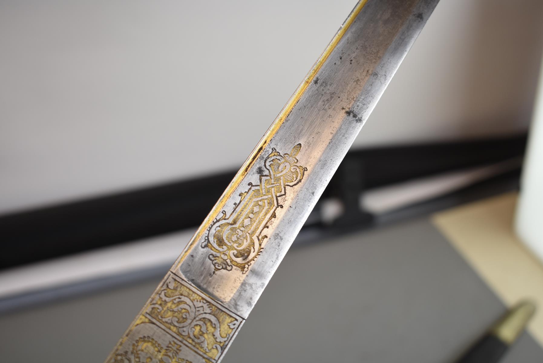 A FINE GEORGIAN HUNTING HANGER, 50.5cm heavy section double fullered blade etched with crowned Royal - Image 6 of 12