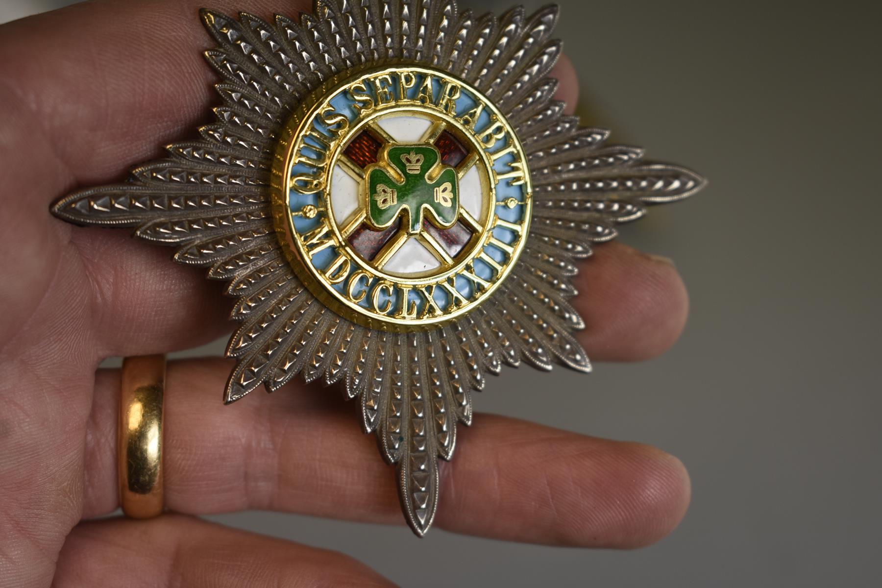 AN IRISH GUARDS FOUNDING OFFICER'S SABRETACHE POUCH BADGE, the faceted rayed silver star, hallmarked - Image 4 of 6