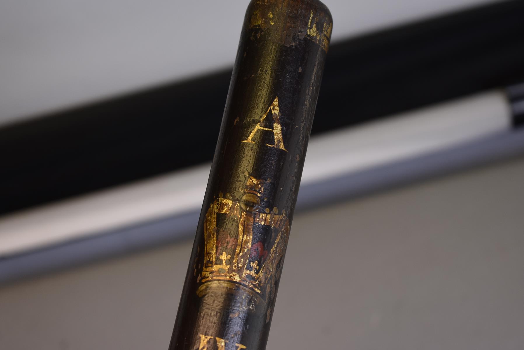 A SCOTTISH WIVR EDINBURGH POLICE OFFICER'S NIGHT STICK, 68.5cm tapering wooden body with a gilt - Image 4 of 6