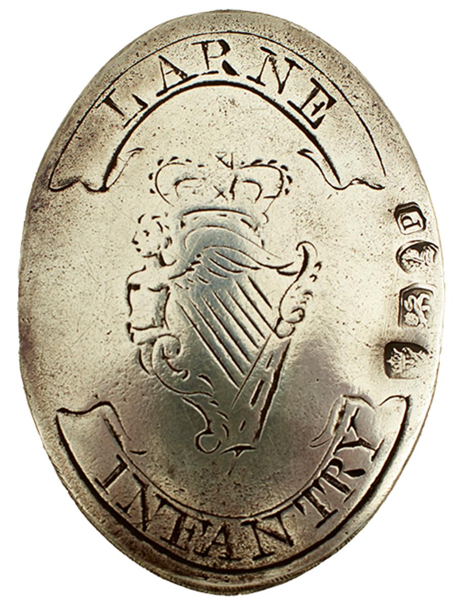 A GEORGIAN IRISH SILVER LARNE INFANTRY OFFICER'S SHOULDER BELT PLATE, the oval plate engraved with