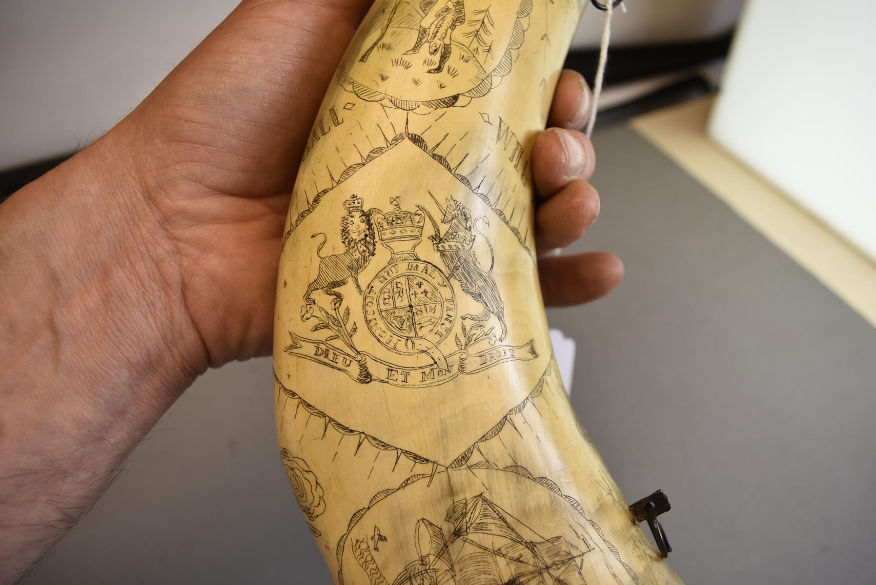 AN AMERICAN SCRIMSHAW POWDER FLASK IN THE 18TH CENTURY STYLE, the natural form polished horn body - Image 4 of 8