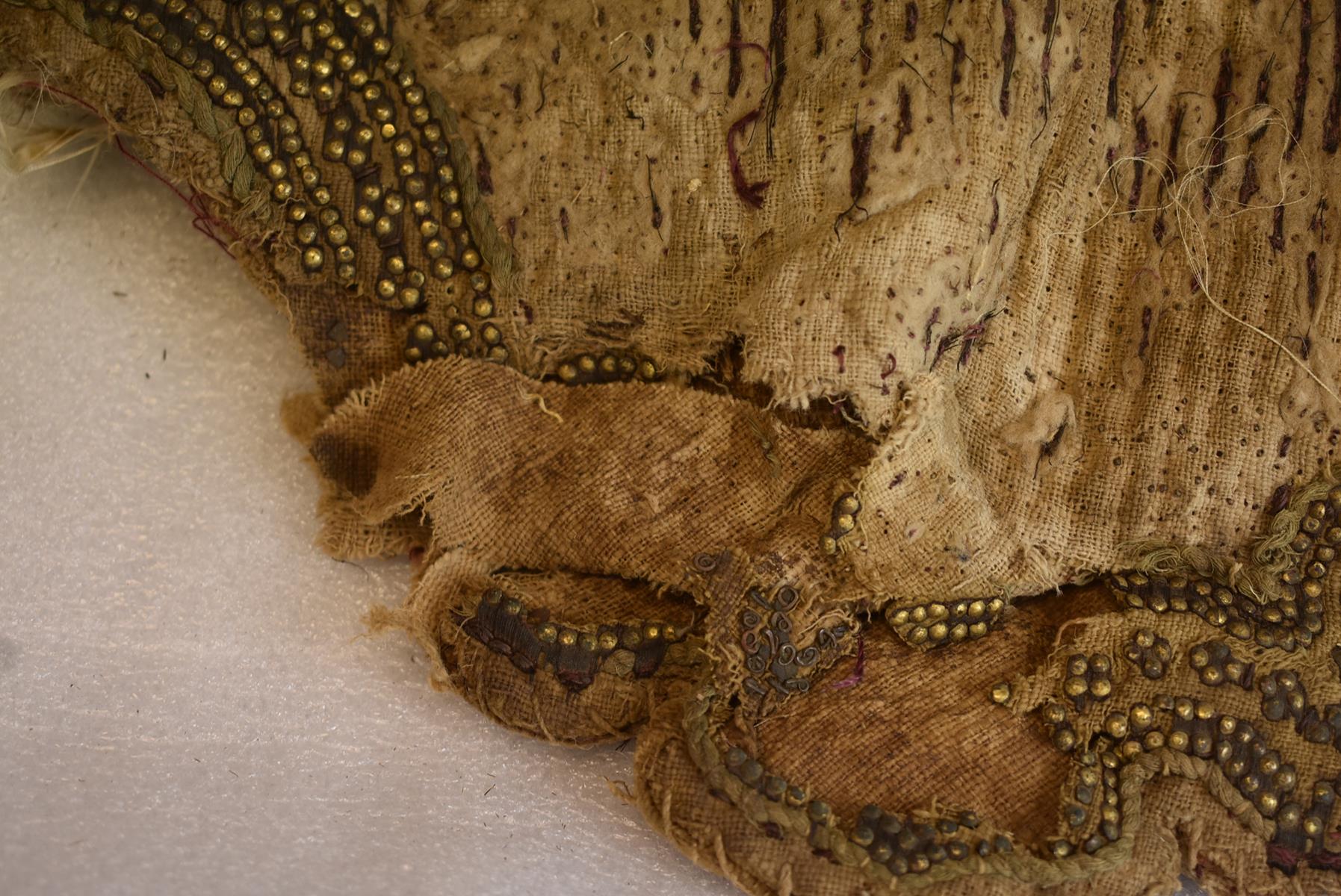 A VERY RARE 19TH CENTURY INDIAN RAJPUT FABRIC BODY ARMOUR, of characteristic cummerbund form, the - Image 14 of 15