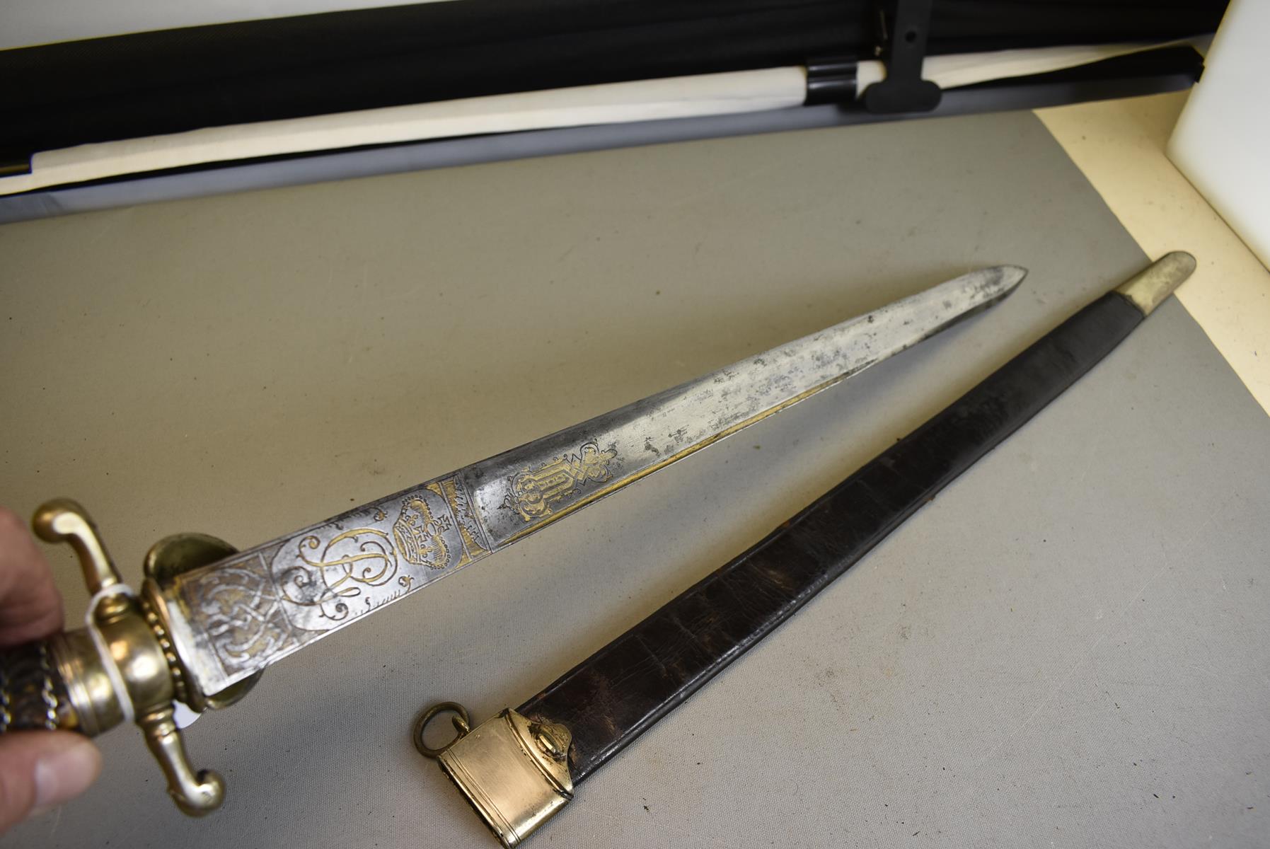 A FINE GEORGIAN HUNTING HANGER, 50.5cm heavy section double fullered blade etched with crowned Royal - Image 4 of 12