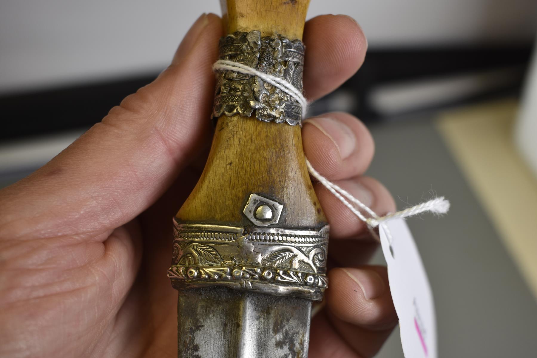 AN UNUSUAL 19TH CENTURY SILVER MOUNTED ARAB JAMBIYA OR DAGGER, 14.5cm curved double edged blade with - Image 5 of 13