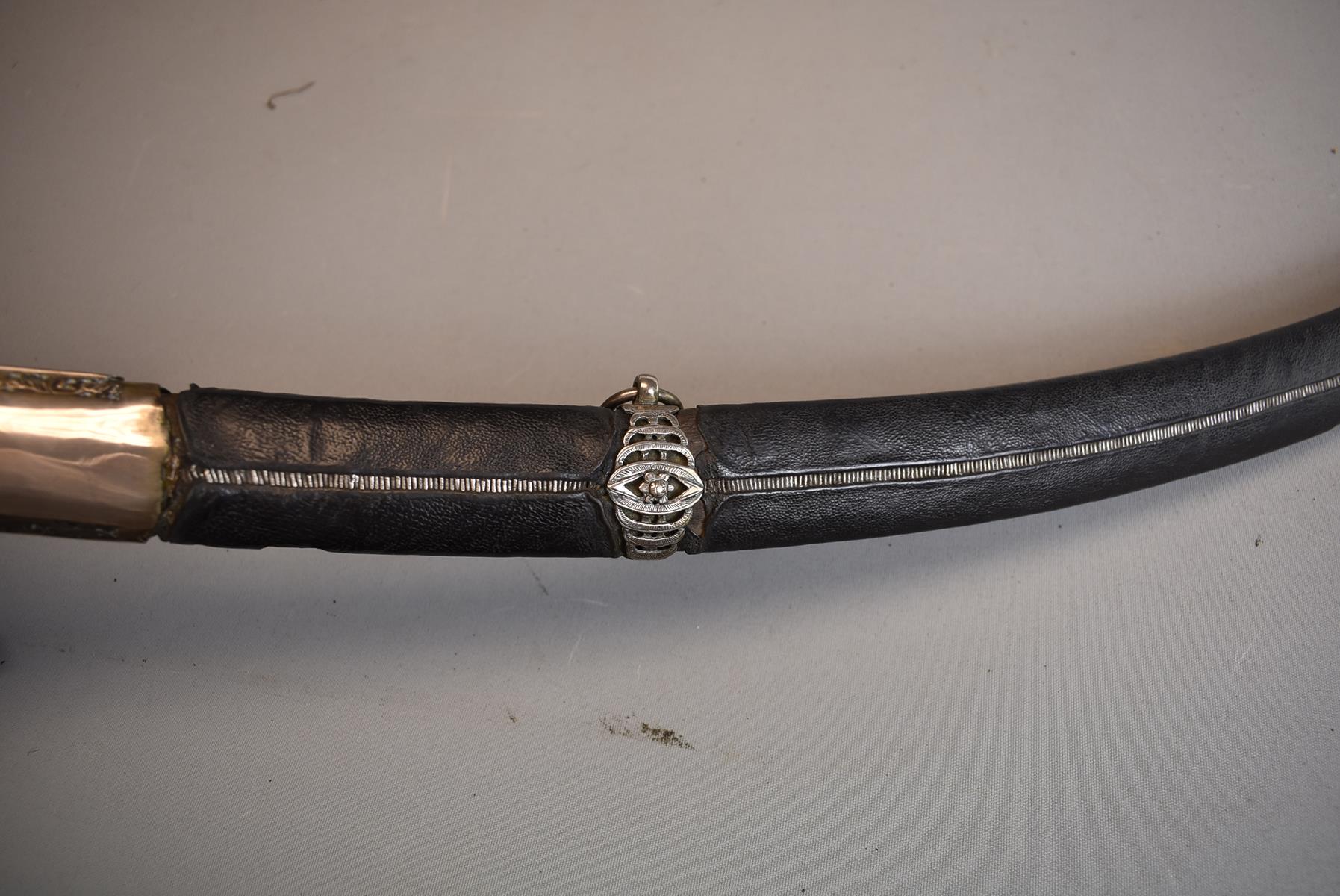 AN 18TH CENTURY INDIAN TULWAR, 76.5 sharply curved blade, characteristic steel hilt with shaped - Image 4 of 11