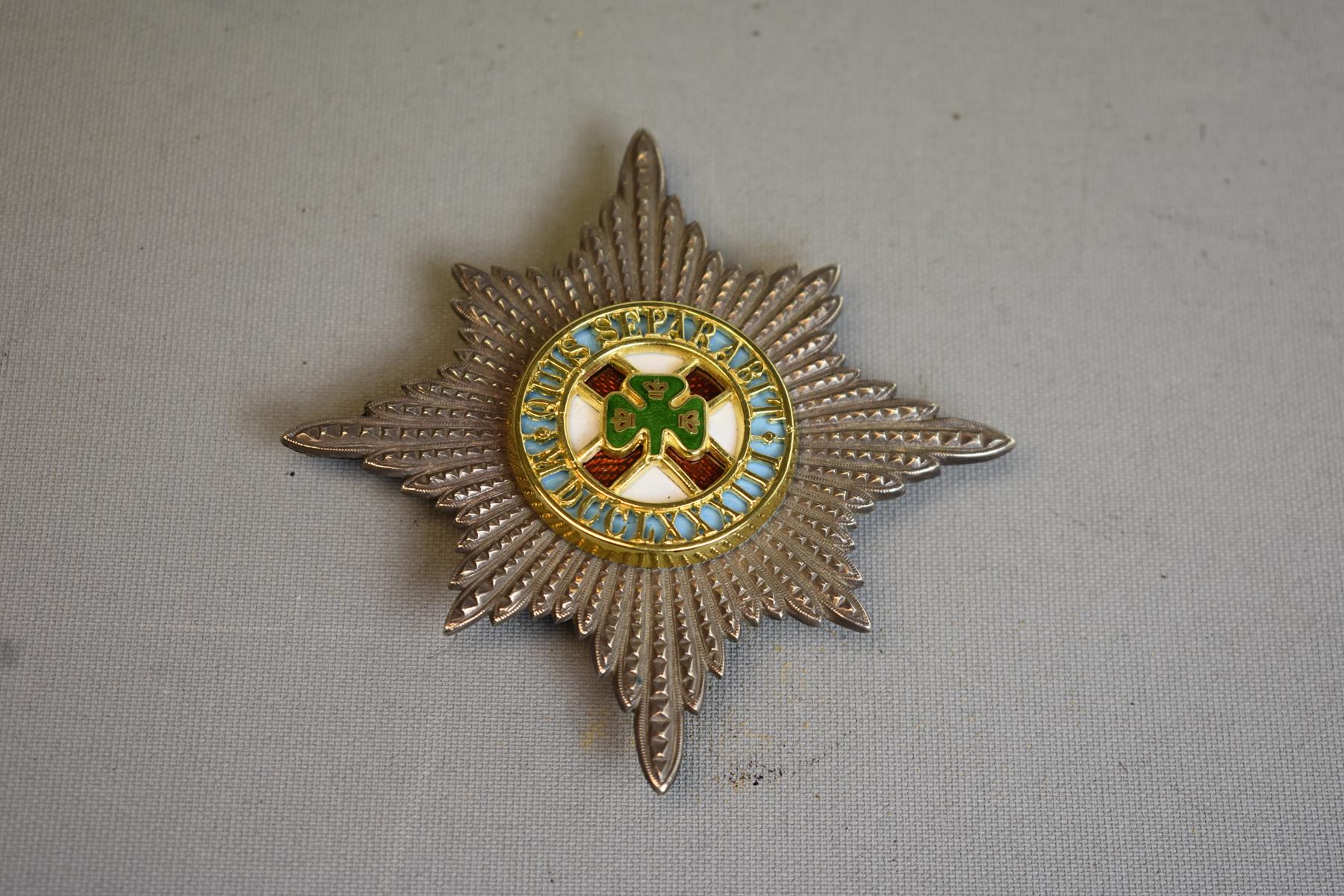 AN IRISH GUARDS FOUNDING OFFICER'S SABRETACHE POUCH BADGE, the faceted rayed silver star, hallmarked - Image 2 of 6