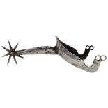 A SINGLE 15TH CENTURY ENGLISH KNIGHTLY SPUR, the Gothic form yoke with raised medial ridge and drawn