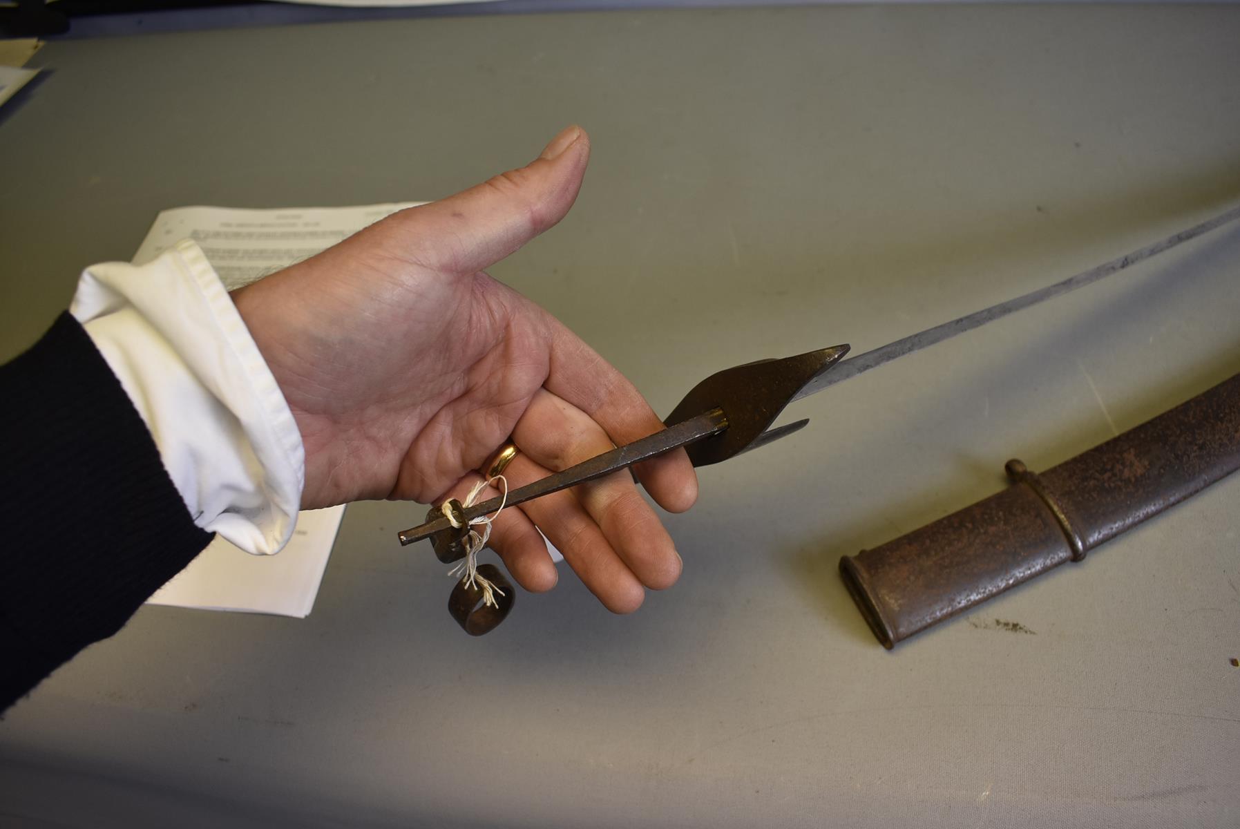 A 1796 PATTERN LIGHT CAVALRY OFFICER'S SABRE OR SWORD, 75.5cm blade, regulation steel stirrup - Image 5 of 8