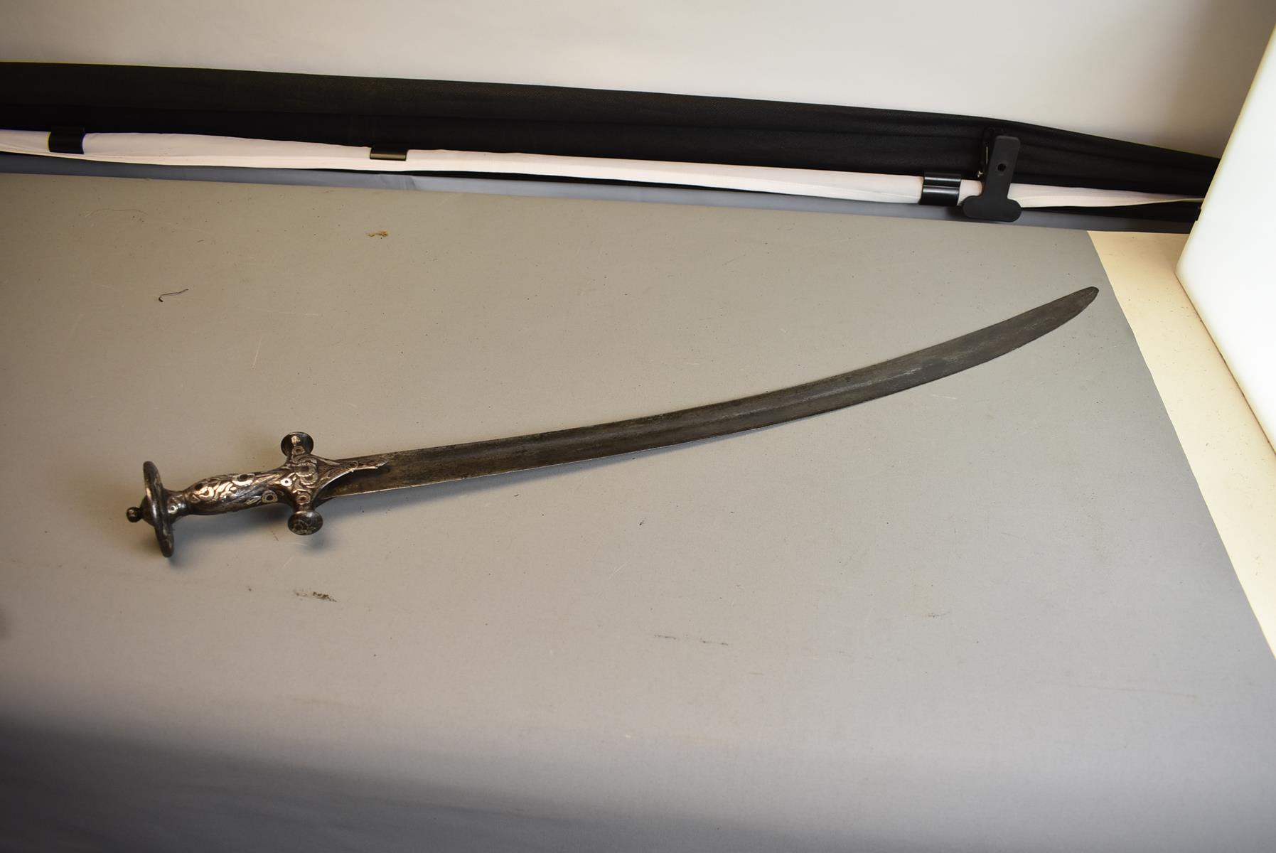 A LATE 18TH CENTURY INDIAN TULWAR, 70.5cm double fullered blade, characteristic hilt deeply - Image 4 of 10