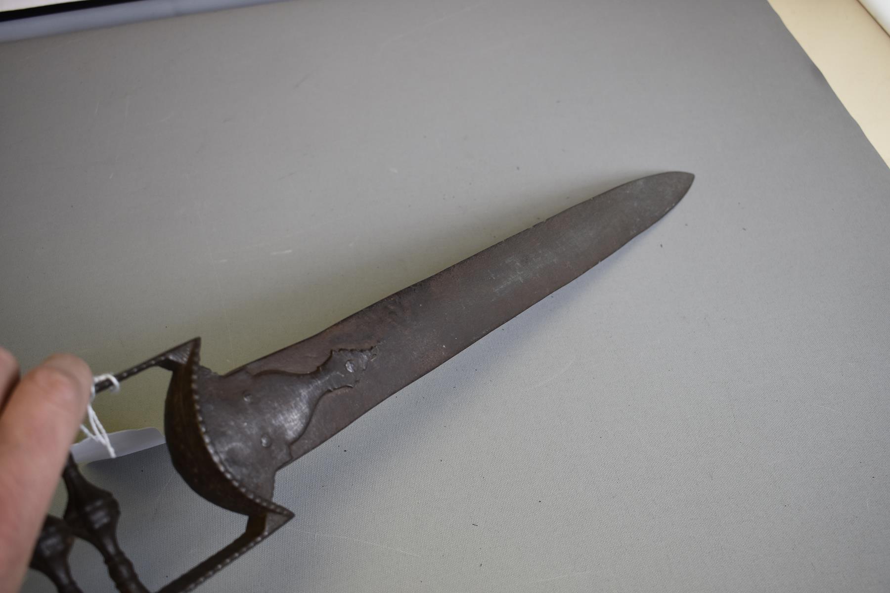 A LATE 17TH OR EARLY 18TH CENTURY DECCAN INDIAN KATAR OR DAGGER, 35.5cm blade with short shaped - Image 3 of 9