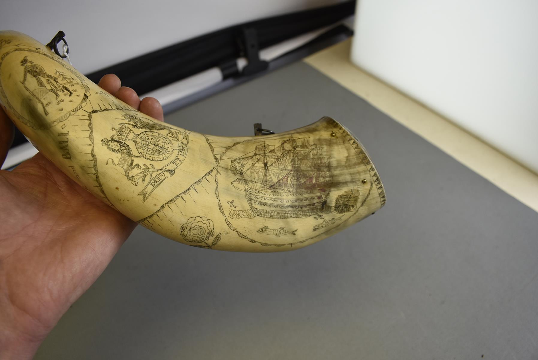 AN AMERICAN SCRIMSHAW POWDER FLASK IN THE 18TH CENTURY STYLE, the natural form polished horn body - Image 3 of 8