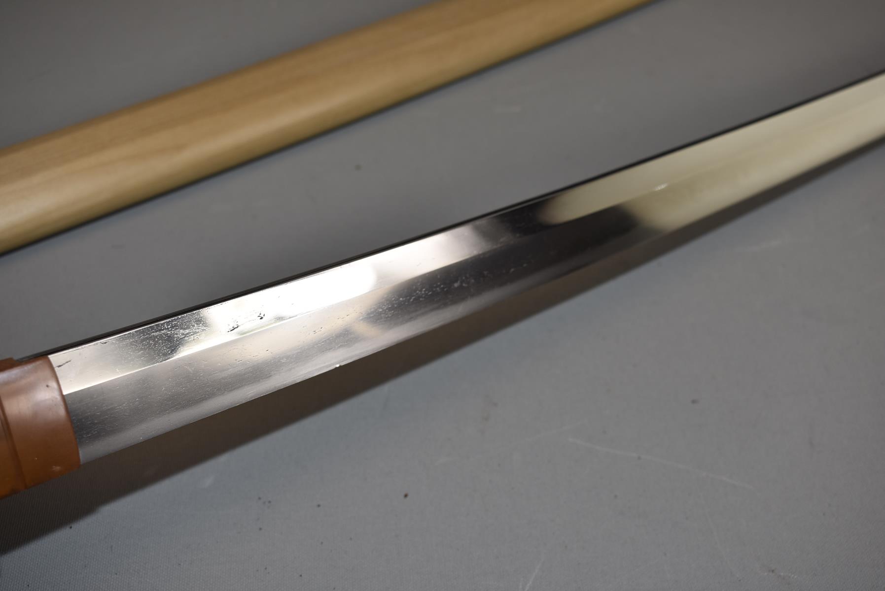 A KATANA BLADE, 65.6cm long, Shinto, two mekugi-ana, ubu, midare hamon with sunagashi, masame - Image 5 of 10