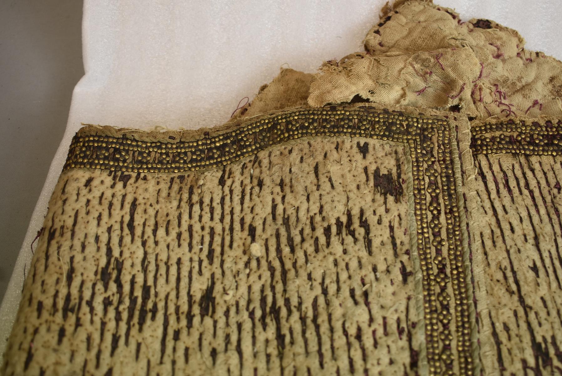 A VERY RARE 19TH CENTURY INDIAN RAJPUT FABRIC BODY ARMOUR, of characteristic cummerbund form, the - Image 7 of 15