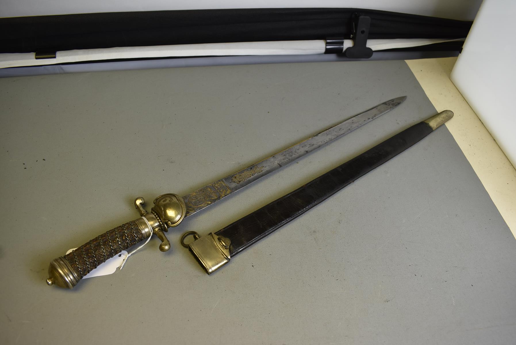 A FINE GEORGIAN HUNTING HANGER, 50.5cm heavy section double fullered blade etched with crowned Royal - Image 2 of 12