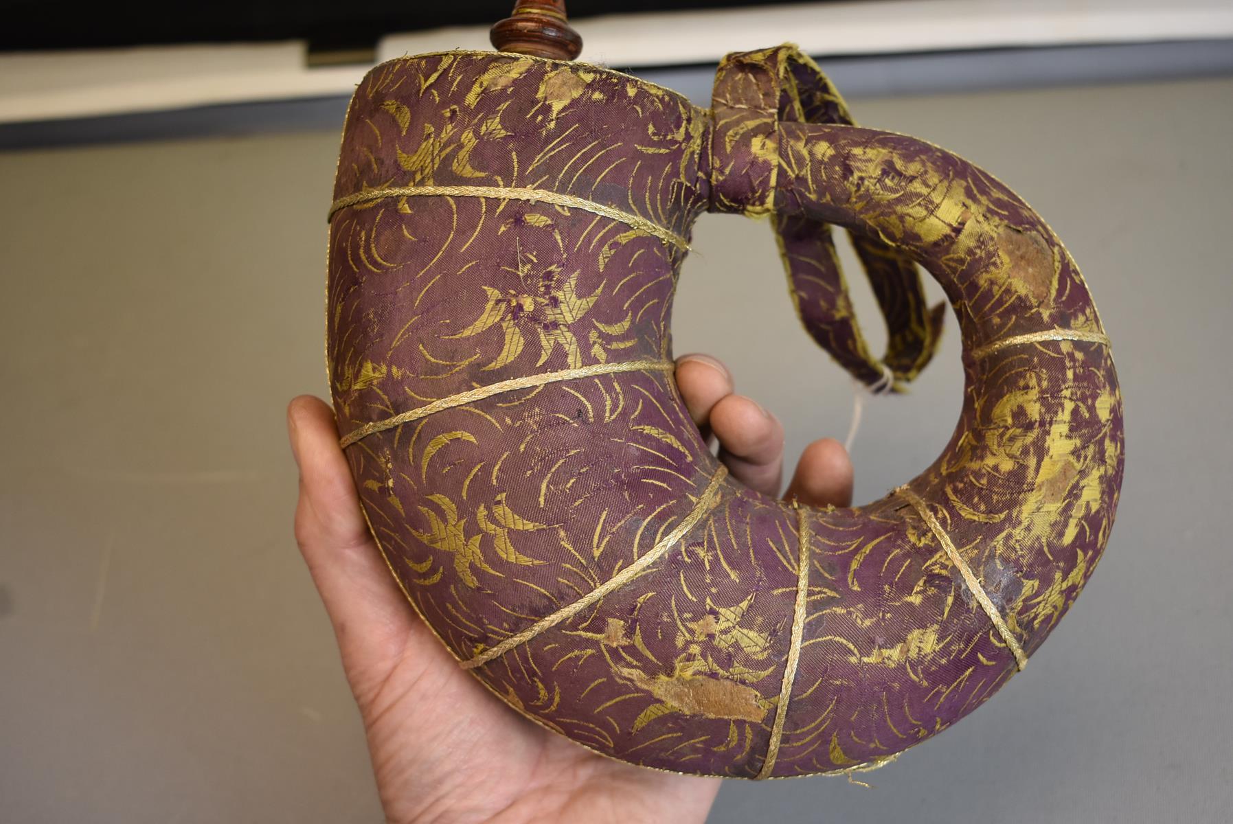 A FINE LATE 18TH CENTURY INDIAN BARUDAN POWDER FLASK, of characteristic curling and tapering form, - Image 3 of 9