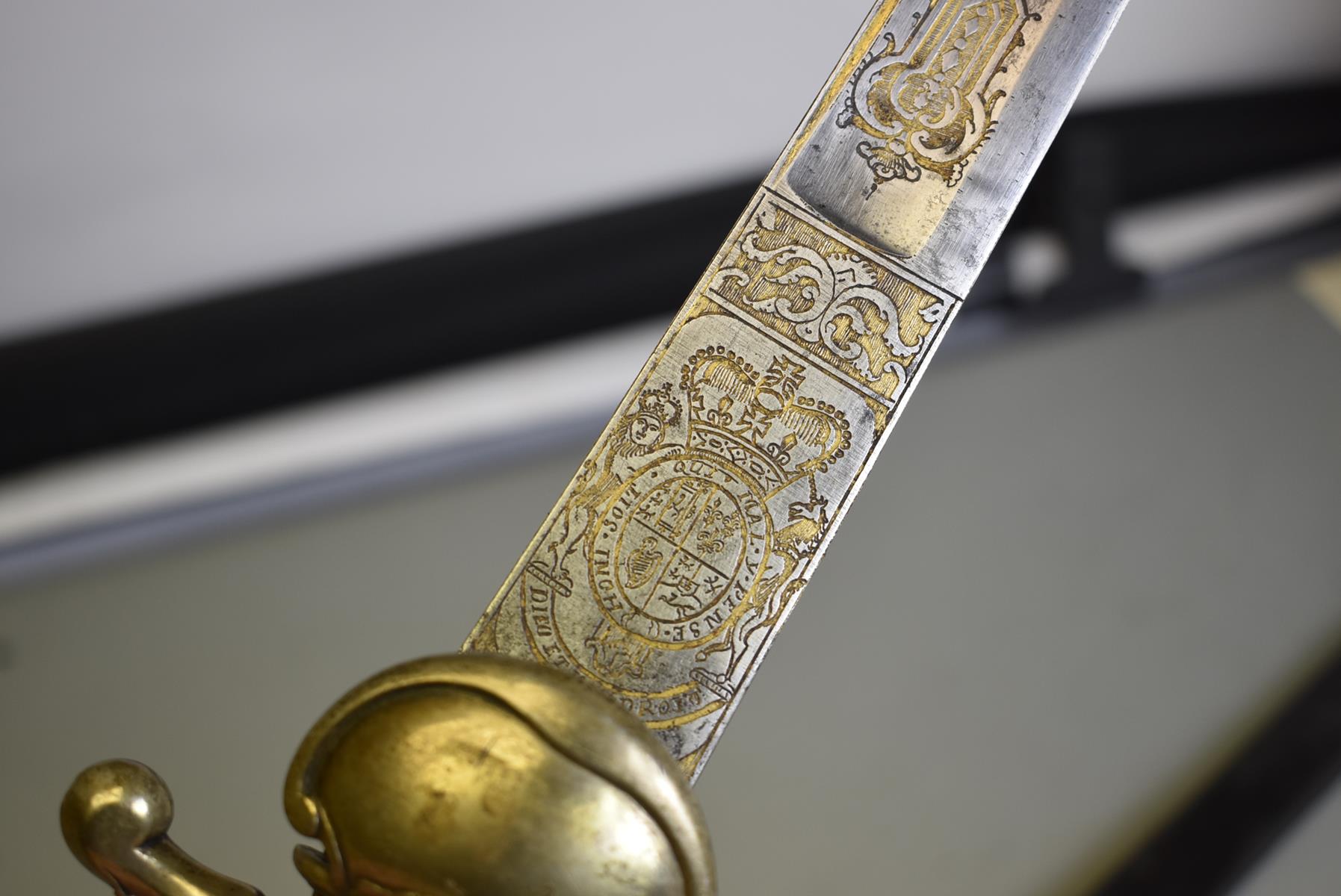 A FINE GEORGIAN HUNTING HANGER, 50.5cm heavy section double fullered blade etched with crowned Royal - Image 5 of 12