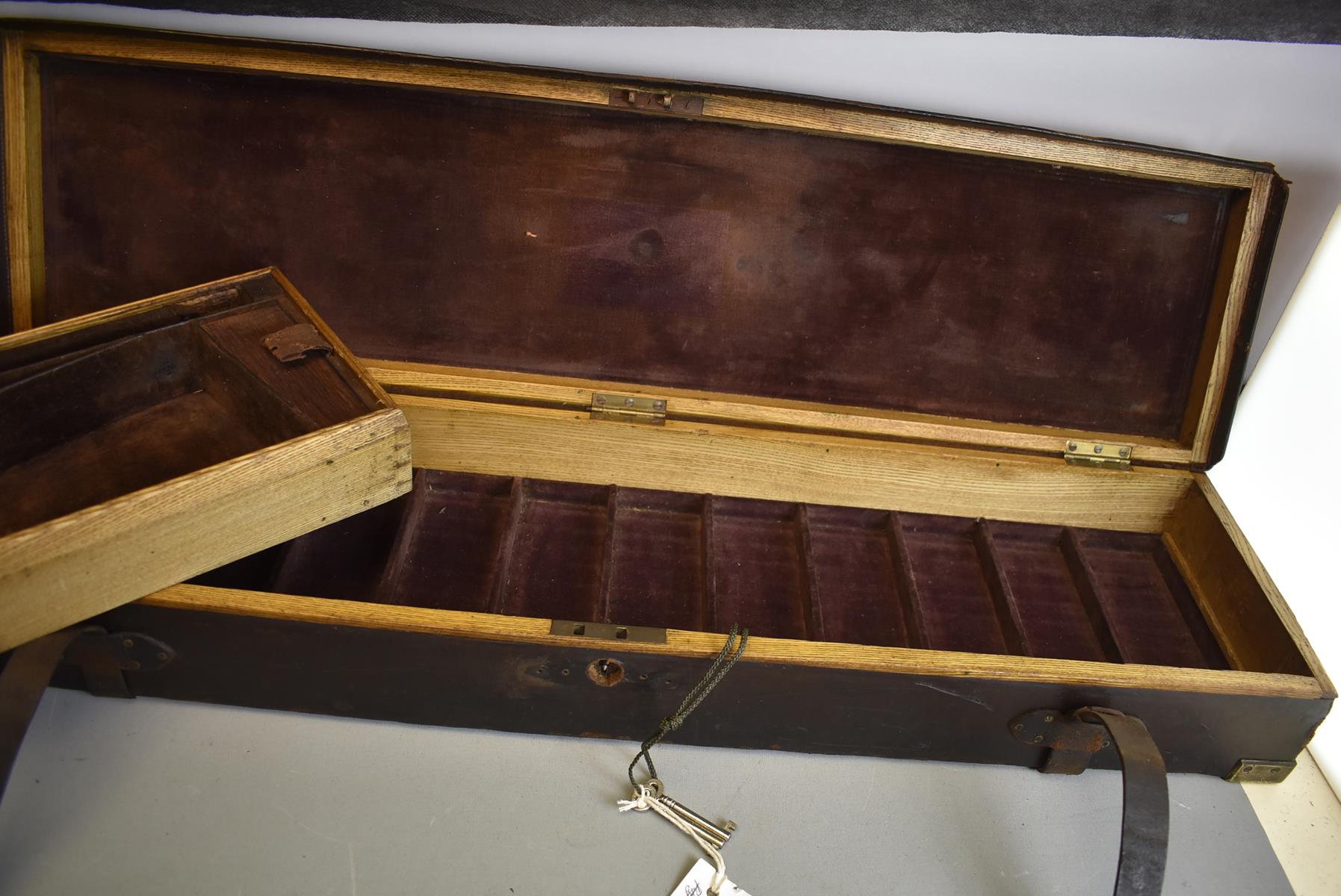 A LEATHER COVERED OAK GUN CASE, for a gun with 30.5inch barrels, the purple velvet lined interior - Image 4 of 4