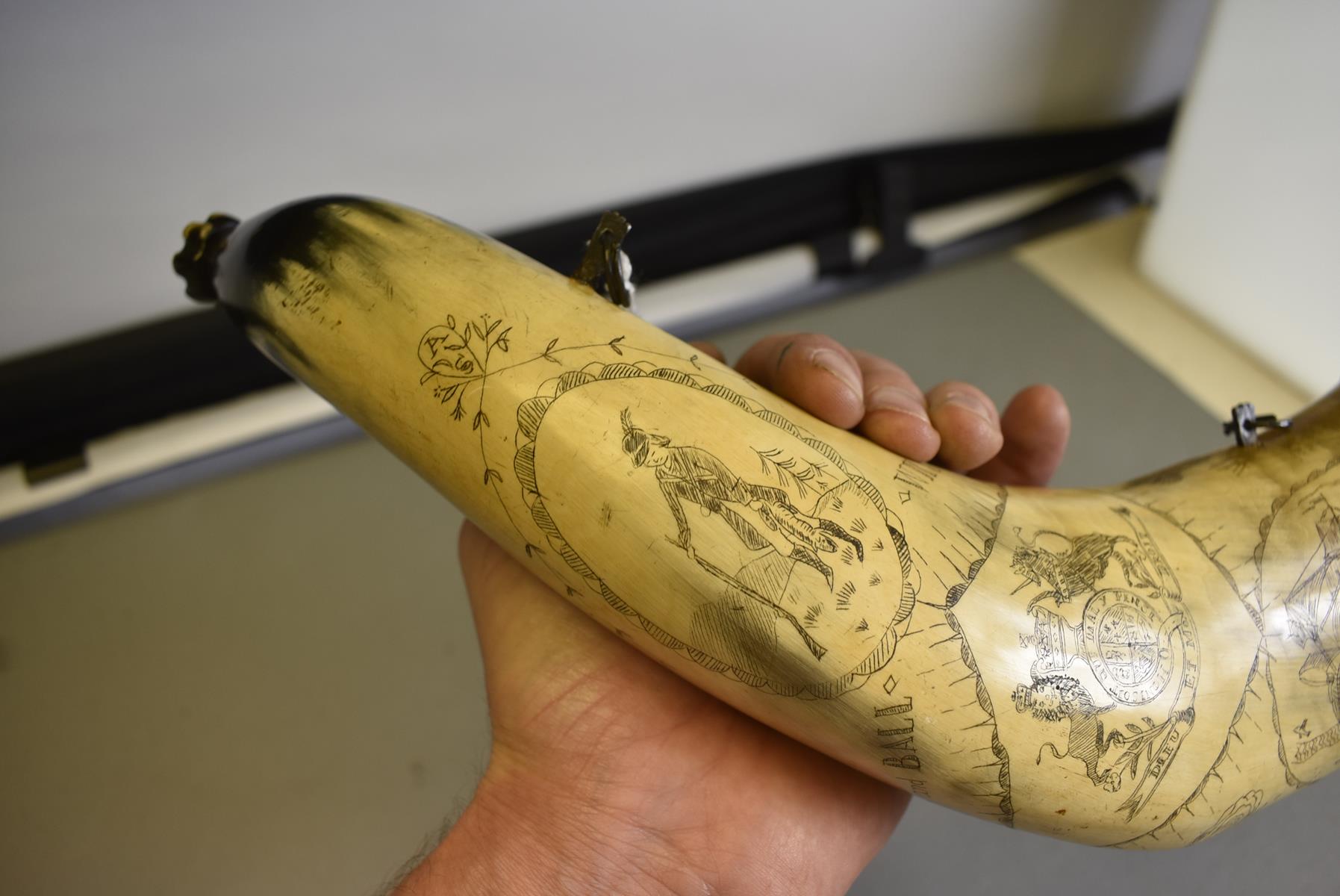 AN AMERICAN SCRIMSHAW POWDER FLASK IN THE 18TH CENTURY STYLE, the natural form polished horn body - Image 5 of 8