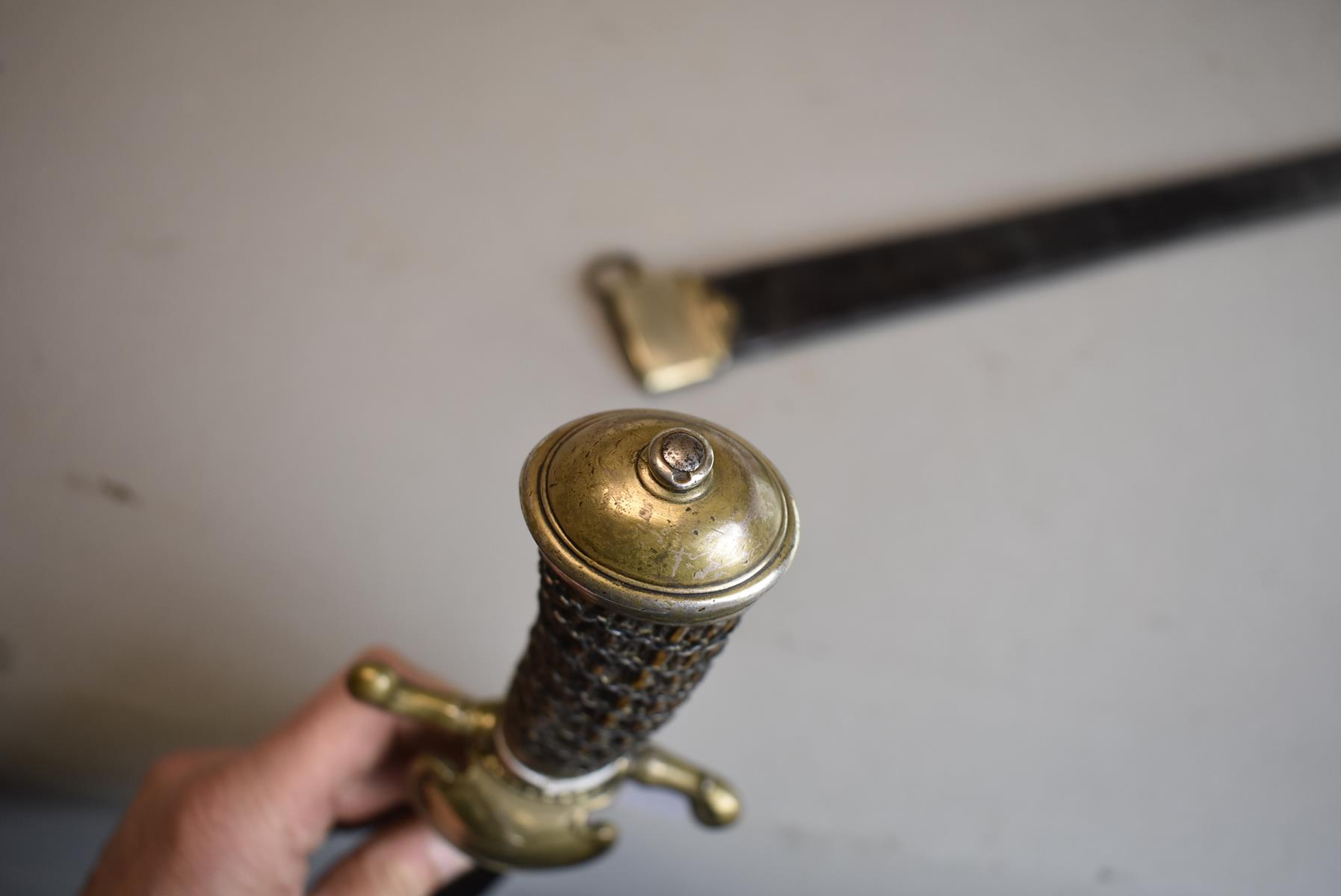 A FINE GEORGIAN HUNTING HANGER, 50.5cm heavy section double fullered blade etched with crowned Royal - Image 11 of 12