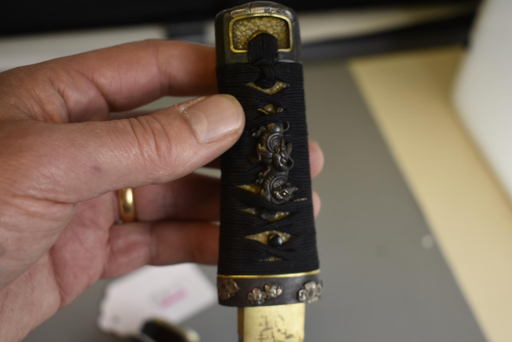 AN AIKUCHI, 23.9cm Koto hira-zuluri blade with three mekugi-ana, midare hamon with sunagashi, - Image 11 of 21