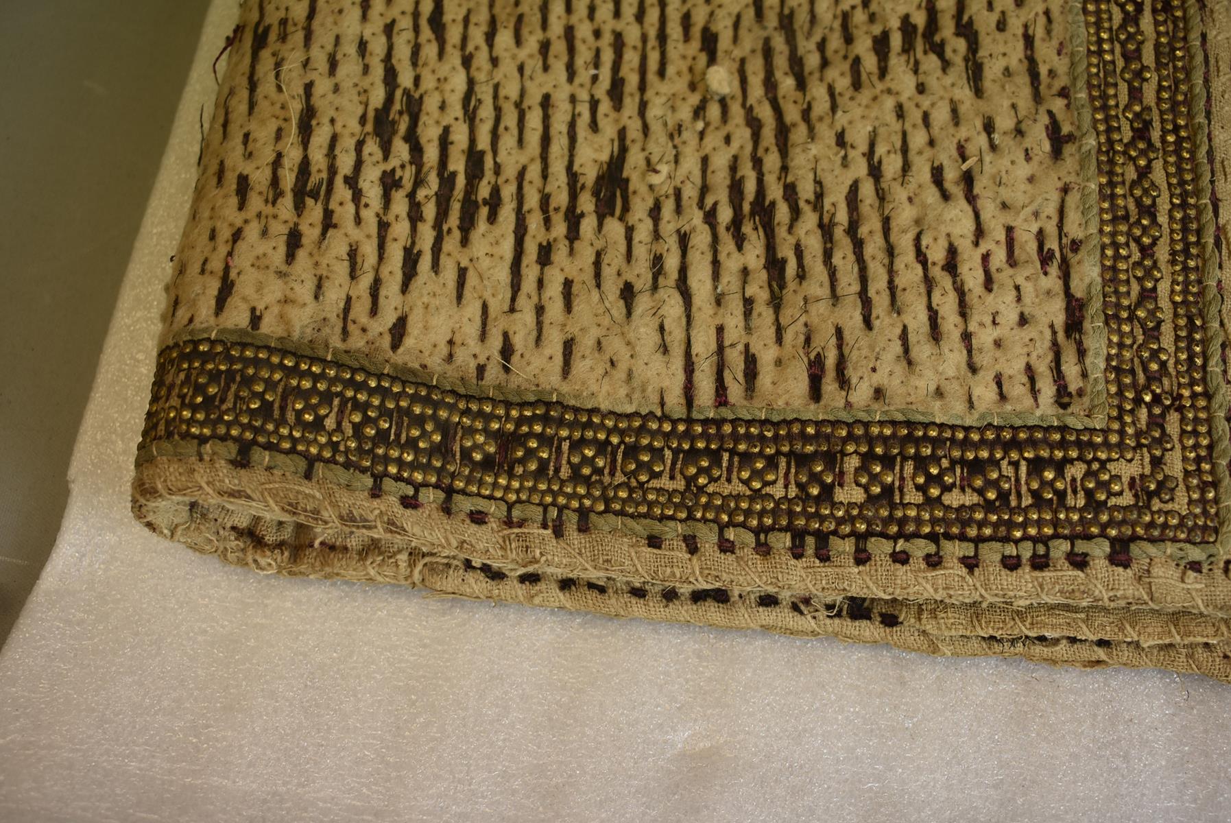 A VERY RARE 19TH CENTURY INDIAN RAJPUT FABRIC BODY ARMOUR, of characteristic cummerbund form, the - Image 6 of 15