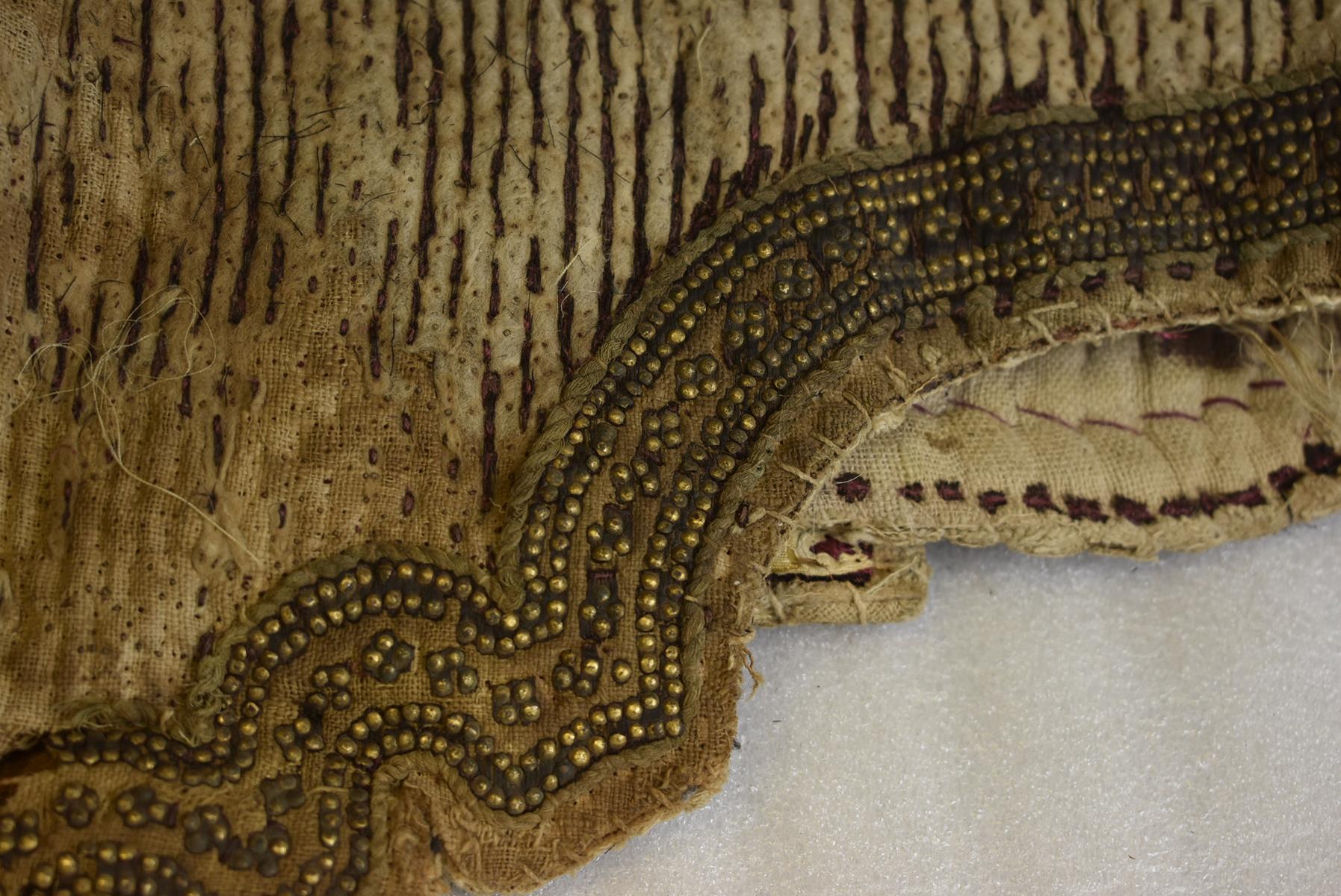 A VERY RARE 19TH CENTURY INDIAN RAJPUT FABRIC BODY ARMOUR, of characteristic cummerbund form, the - Image 13 of 15