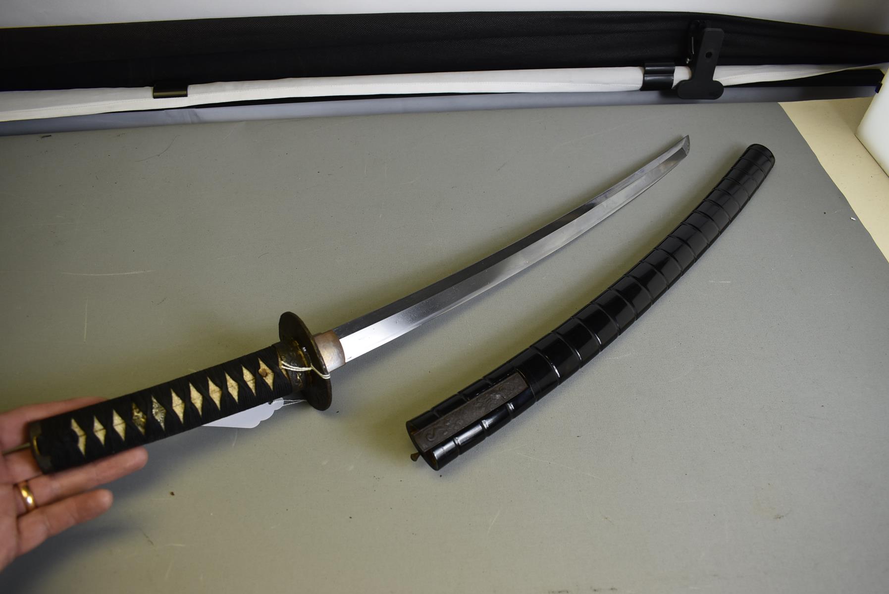 A WAKIZASHI, 48.3cm Shinto blade with three mekugi-ana, suguha hamon, itame hada, rebound tsuka with - Image 4 of 18